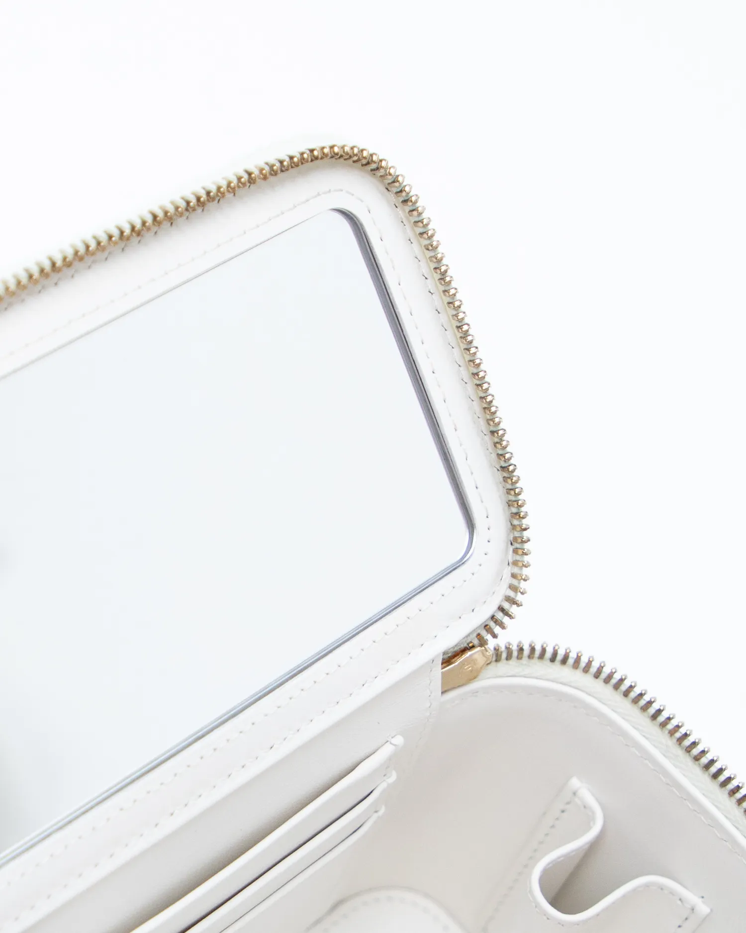 Caviar Classic Vanity with Chain
