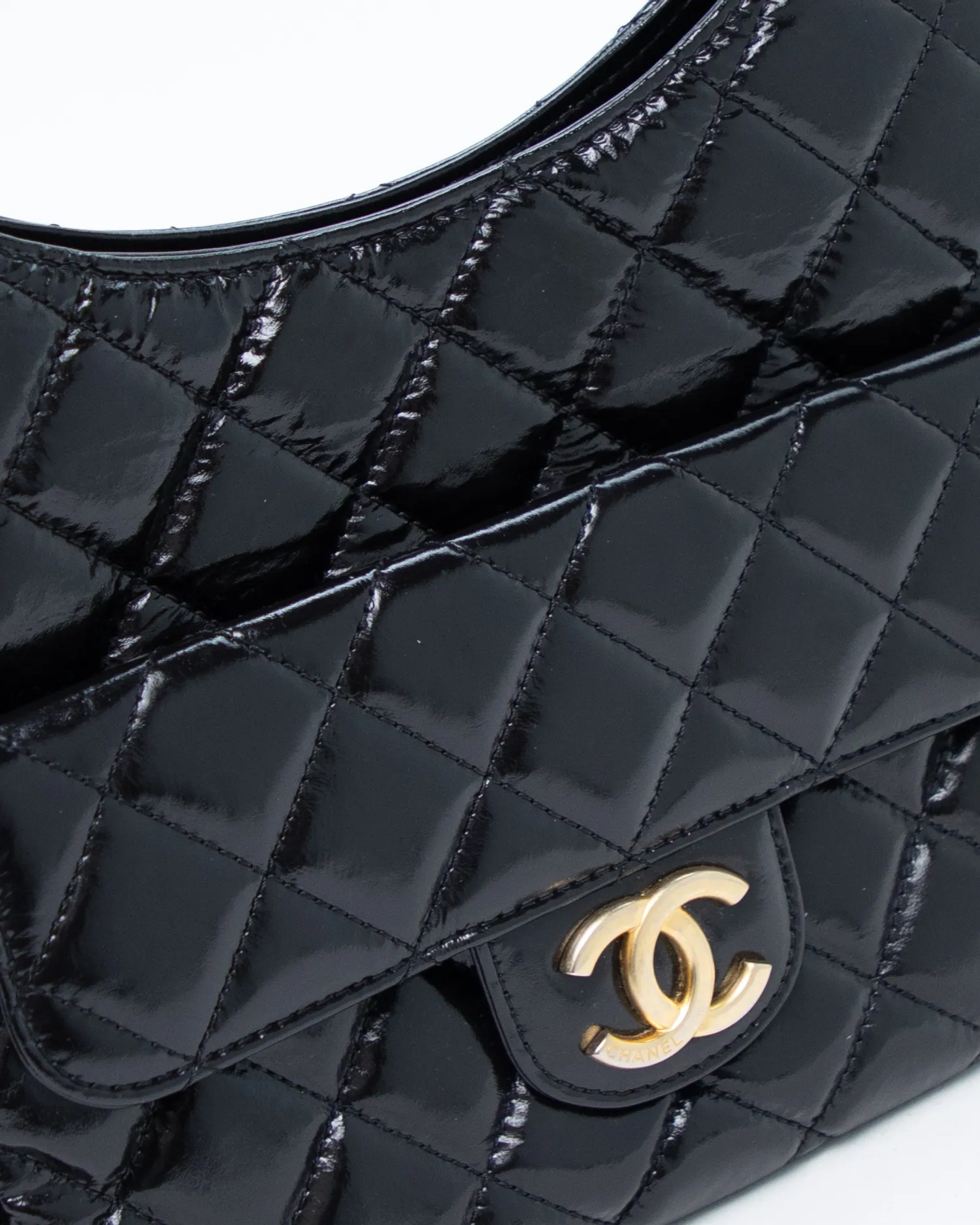 Wavy CC Medium Hobo Bag