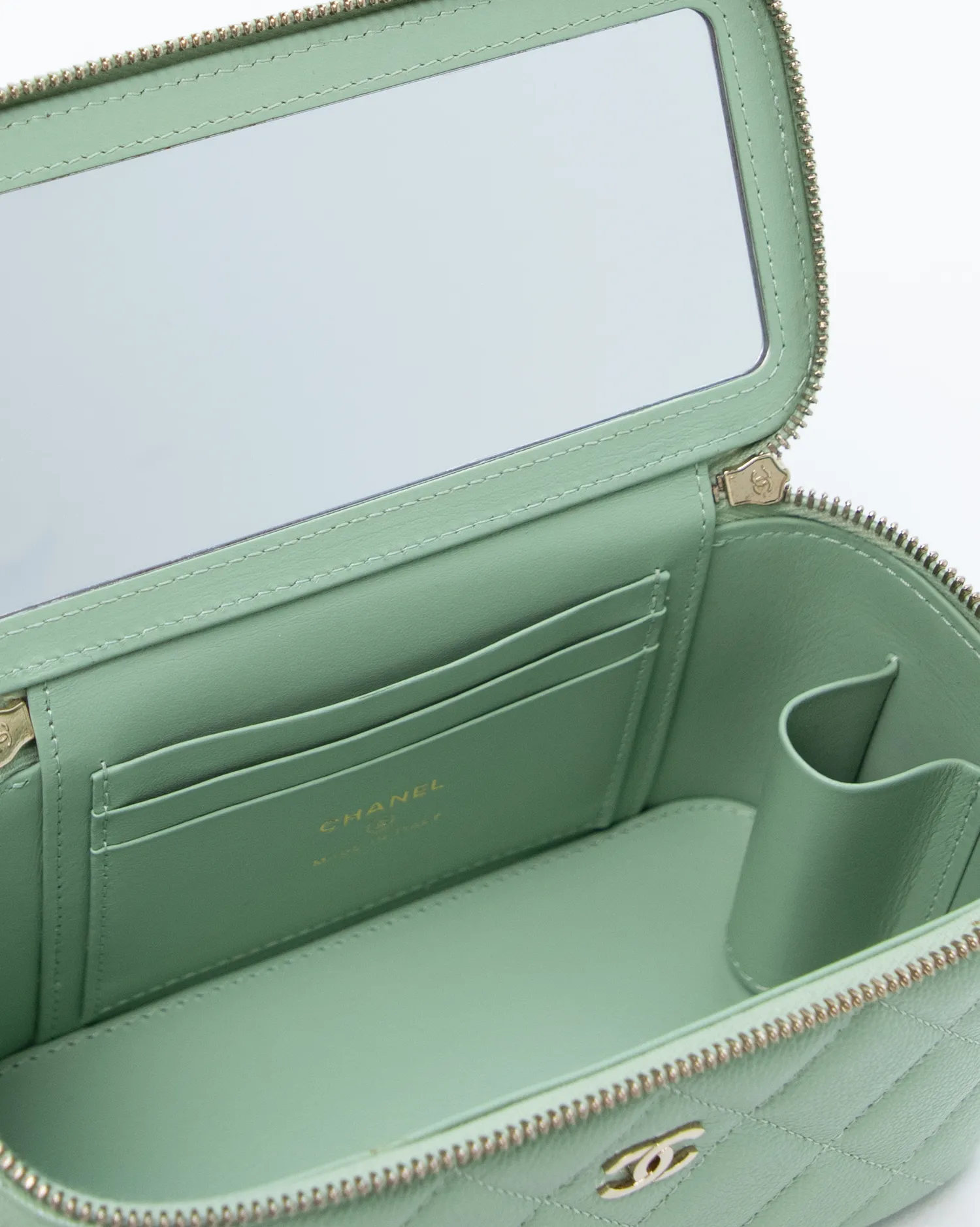 Caviar Classic Vanity with Chain